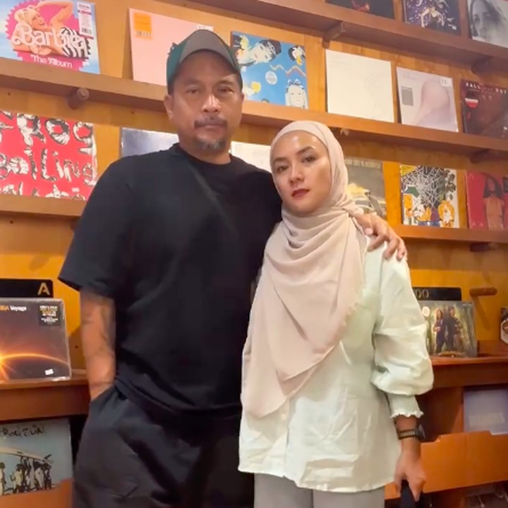 <p>Di waktu luang, Enno dan suami sering menghabiskan waktu bersama. Keduanya juga mendukung karier masing-masing, Bunda. Hingga kini, Enno masih aktif di dunia akting sambil tetap menjalankan peran sebagai Bunda dari empat anak. (Foto: Instagram @ennolerian_)</p>