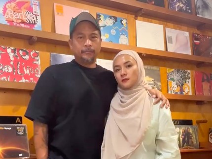 5 Potret Kebersamaan Enno Lerian & Suami Anniversary 14 Tahun Pernikahan