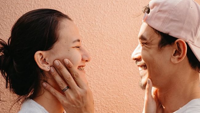 Usai Gugat Cerai, Ini 7 Foto Kenangan Dahlia Poland dan Fandy Christian yang Hilang