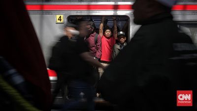 Kepadatan calon penumpang KRL Commuter Line tujuan Stasiun Jayakarta di Stasiun Manggarai, Jakarta, Selasa, 5 Agustus 2025. (CNN Indonesia/Adhi Wicaksono)