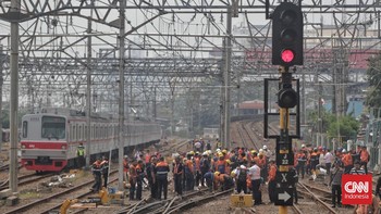FOTO: KRL Anjlok di Stasiun Jakarta Kota, Perjalanan Terganggu