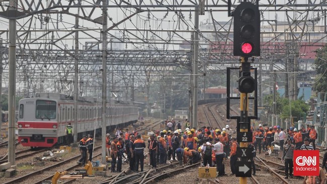 Gangguan KRL Jakarta-Bogor, Kereta Mulai Melintas Kecepatan Terbatas PT Kereta Commuter Indonesia (KAI Commuter) mengumumkan kereta sudah mulai bisa melintas setelah gangguan KRL Jakarta-Bogor pagi ini.
