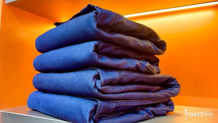 ilustrasi jeans opening store BLEE