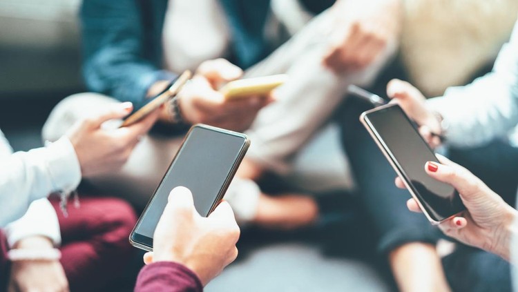 Friends group having addicted fun using mobile smart phone - Close up of people hands sharing content on social media network with smartphone - Technology concept with millenials online with cellphone
