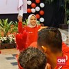 Iriana Jokowi Joget Sambil Nyawer Amplop saat Lomba Agustusan
