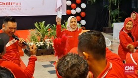 Iriana Jokowi Joget Sambil Nyawer Amplop saat Lomba Agustusan