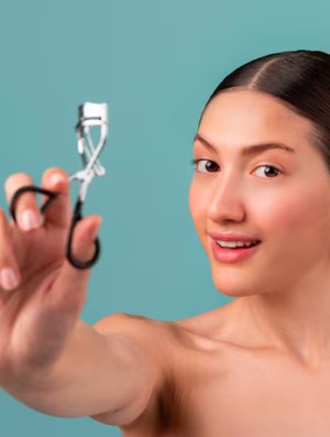 BeauPicks: 5 Eyelash Curler agar Bulu Mata Cetar & Tahan Seharian, Asli Bikin Lentik!