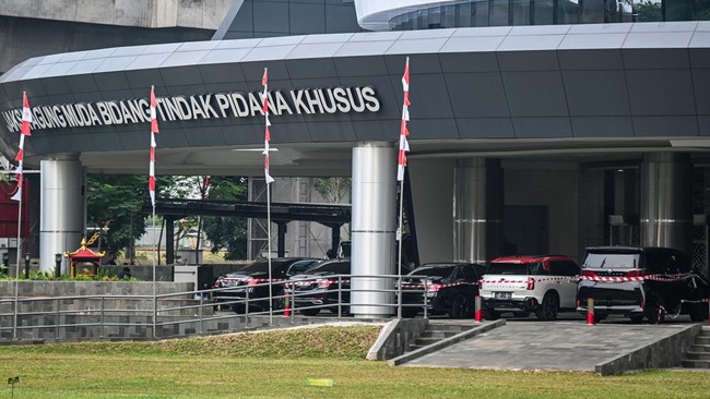 Kejagung Periksa Sekretaris Nadiem Terkait Kasus Korupsi Laptop Kejagung memeriksa mantan sekretaris Nadiem Makarim terkait dugaan korupsi Program Digitalisasi Pendidikan 2019-2022.