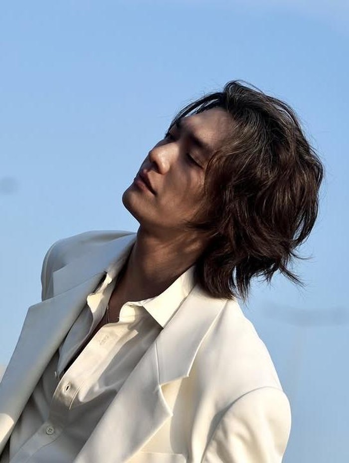 Nama Kim Young Kwang kembali mencuri atensi usai sang aktor comeback akting melalui serial Netflix Korea, Trigger (2025)./ Foto: instagram.com/aksakfn12