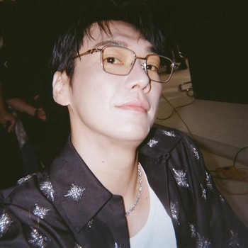 5 Potret Penuh Pesona Kim Young Kwang, Aktor Korea yang Bintangi Serial Netflix Trigger