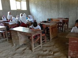 Proyek Renovasi Mangkrak, 2 Ruang Kelas SDN di Pandeglang Beralas Tanah