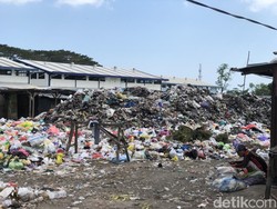 Sampah Menggunung Sebulan di Pasar Gunungsari, Warga Keluhkan Bau Busuk