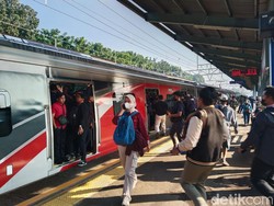KRL Gangguan, Sejumlah Penumpang Ganti Moda Transportasi di Pasar Minggu