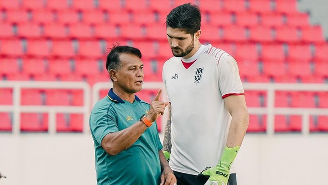 Hendri Susilo merupakan mantan penyerang Timnas Indonesia yang kini menjadi satu-satunya pelatih lokal di Super League 2025/2026.