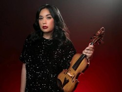 Main Cantik Milik Mia Ismi Masuk Album Dunia Fenomenal