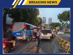 Mobil Tabrak Separator Jalan di Letjend S Parman Jakbar, Petugas Evakuasi