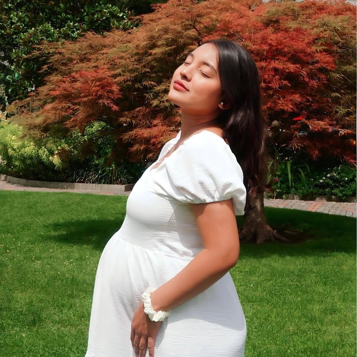 <p>Dalam <em>maternity shoot</em> ini, Nadia tampil cantik mengenakan <em>maternity mini dress</em> berwarna putih. Putri pasangan Ekki Soekarno dan Soraya Haque ini tampak memakai riasan wajah yang natural dengan rambut panjang tergerai. (Foto: Instagram @nadiasoekarno)</p>