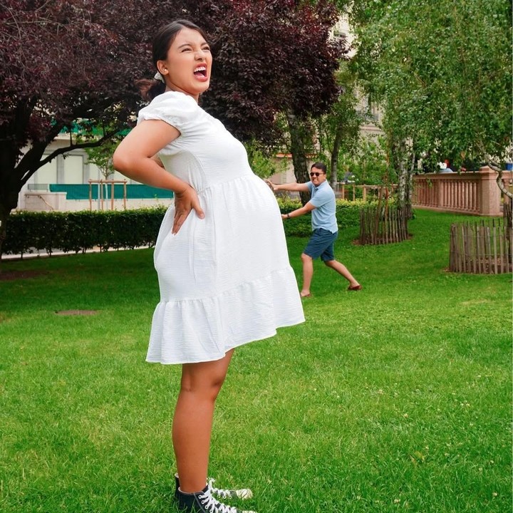 <p>Dalam satu foto, Nadia dan suami melakukan pose yang tak biasa. Nadia terlihat berdiri memegang pinggangnya, sementara sang suami berdiri menjauh seolah-olah tengah memegang perut istrinya. Di <em>maternity shoot</em> ini, Nadia tampaknya memilih pose untuk tidak memegang <em>baby bump</em> kehamilannya. "Syarat utama mau <em>maternity shoot</em>: Ga mau megang perut HE," tulisnya dalam unggahan ini. (Foto: Instagram @nadiasoekarno)</p>