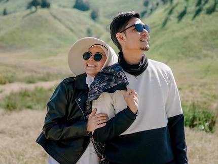 5 Potret Romantis Nycta Gina dan Rizky Kinos Travelling Rayakan 10 Th Pernikahan
