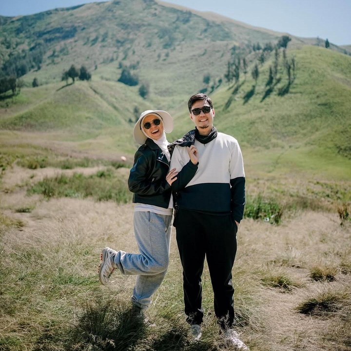<p>Bunda dua anak ini melengkapi postingan itu dengan menggunakan lagu <em>Terpukau</em> dari Astrid. Usut punya usut, ternyata lagu tersebut memiliki makna tersendiri bagi Gina. &ldquo;Lagunya spesial, sering kamu putar pas jaman nganterin aku siaran,&rdquo; jelas Gina. (Foto: Instagram@missnyctagina)</p>