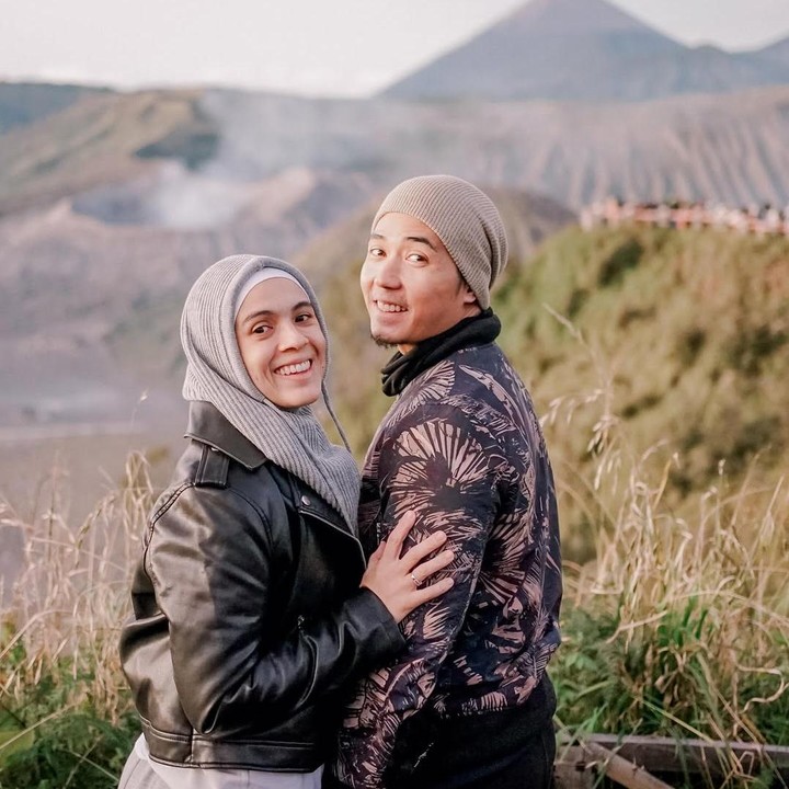 <p>Kebahagiaan tengah menyelimuti pasangan Nycta Gina dan Rizky Kinos yang baru saja merayakan ulang tahun pernikahan dengan melakukan <em>travelling</em> bersama ke wisata Gunung Bromo, Jawa Timur. (Foto: Instagram@missnyctagina)</p>