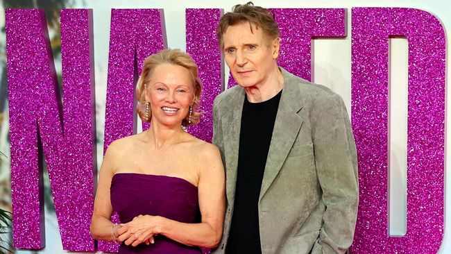Daniel Neeson, selaku anak, mendukung dan merestui ayahnya, Liam Neeson, berpacaran dengan Pamela Anderson.