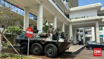 Vojaška vozila Anoa parkirana pred sedežem indonezijskega tožilstva zaradi varnosti