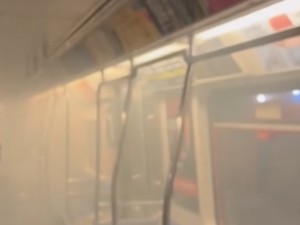 Kereta Komuter Kebakaran, Satu Gerbong Dievakuasi Kereta Komuter Kebakaran, Satu Gerbong Dievakuasi