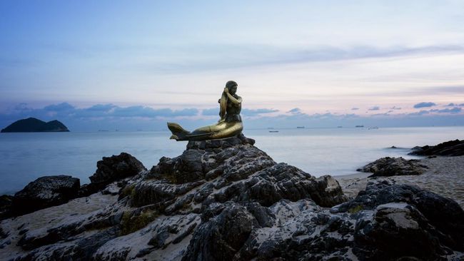 Patung Big Mermaid ini akan dipindahkan dari lokasinya di Kopenhagen karena dianggap tidak sesuai dengan warisan budaya benteng laut tempat patung itu berdiri.