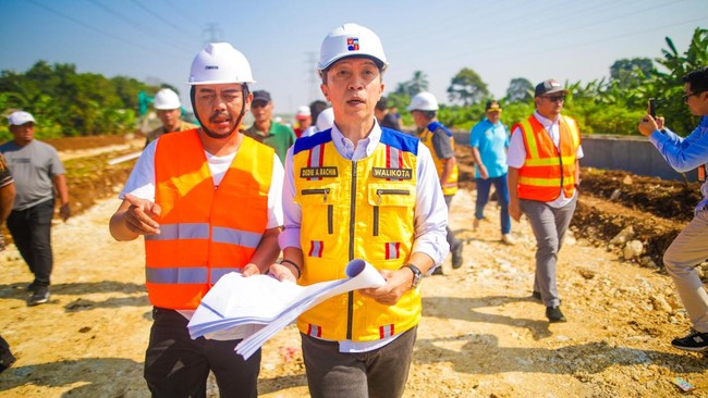 Wali Kota Bogor Sebut Jalan R3 Jadi Alternatif Puncak-Warung Jambu Pemkot Bogor bangun Jalan R3 untuk atasi kemacetan di Tajur, Wali Kota Dedie Rachim optimis proyek ini akan memperlancar lalu lintas.