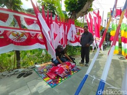 Cerita Bakul Bendera Kulon Progo Bingung Saat Pembeli Buru Bendera One Piece