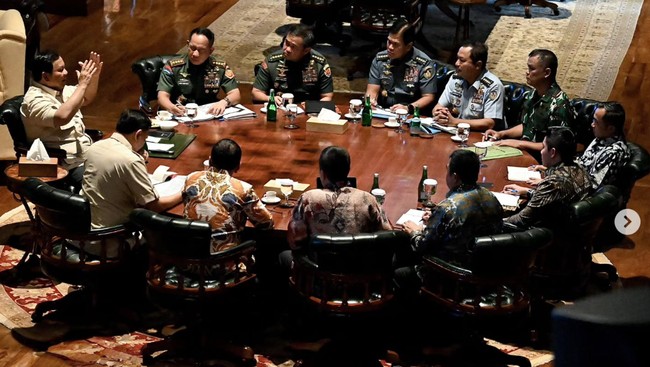 Presiden RI Prabowo mendadak memanggil sejumlah menteri Kabinet Merah Putih ke kediaman pribadinya di Hambalang, Jawa Barat pada Selasa (19/8) malam.