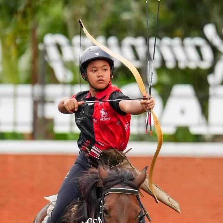 <p>Rayyan Abdul Karim Ardianto, atlet panahan berkuda muda berusia 14 tahun asal Indonesia, sukses bikin nama Tanah Air makin harum di kancah internasional. Bagaimana tidak, Rayyan berhasil meraih medali emas sekaligus menyabet gelar juara umum dalam ajang International Horseback Archery Championship 2025 yang berlangsung pada 1&ndash;3 Agustus di Pomaz, Hungaria. (Foto: Instagram @rayyan_arabica)</p>