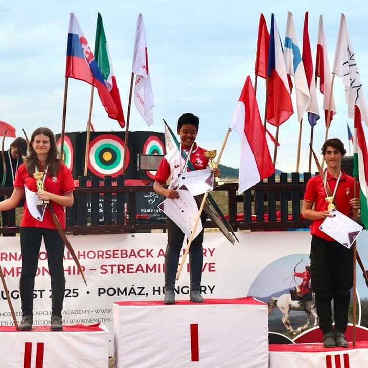 <p>Keunggulan performa Rayyan jelas menunjukkan kematangannya sebagai atlet muda berbakat. Bahkan komentator internasional enggak ragu memberinya pujian lewat unggahan Instagram <em>@arsawening</em>. &ldquo;Dia membuat penampilan terlihat begitu mudah. Perubahan tembakan dari tangan ke tembakan dari tabung panah bisa menjadi momen yang membingungkan, tapi tidak untuknya,&rdquo; tulis sang komentator. (Foto: Instagram @iea_idn)</p>