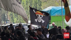 Mahasiswa Gelar Aksi Protes, Warga Makassar Buru Bendera One Piece