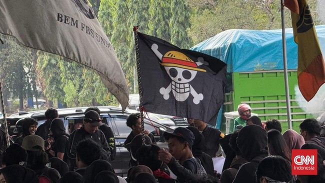 Mahasiswa UNM di Makassar kibarkan bendera One Piece sebagai bentuk kritik kepada pemerintah menjelang HUT RI ke-80.