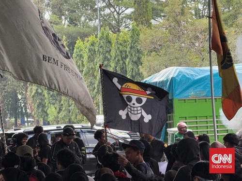 Mahasiswa Gelar Aksi Protes, Warga Makassar Buru Bendera One Piece