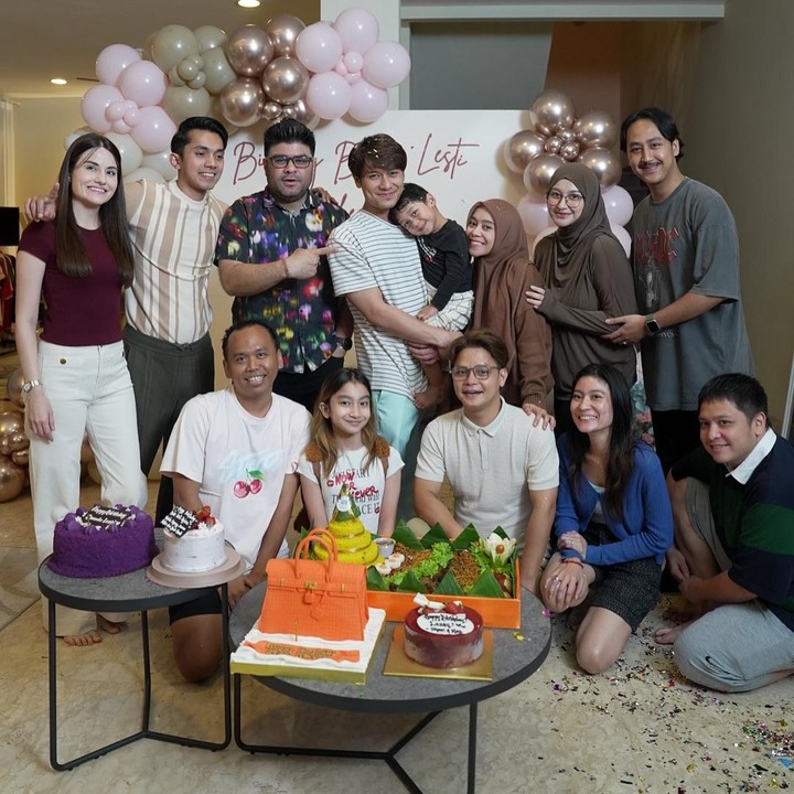 <p>Billar pun turut mengunggah momen tersebut di <em>feeds </em>Instagram pribadinya dengan menuliskan ucapan pada<em> caption-</em>nya. &ldquo;Selamat ulang tahun Bunda <em>@lestikejora</em> Doa terbaik ya bun,&rdquo; tulisnya, dikutip dari laman Instagram <em>@rizkybillar.&nbsp;</em>(Foto: Instagram@rizkybillar)</p>
