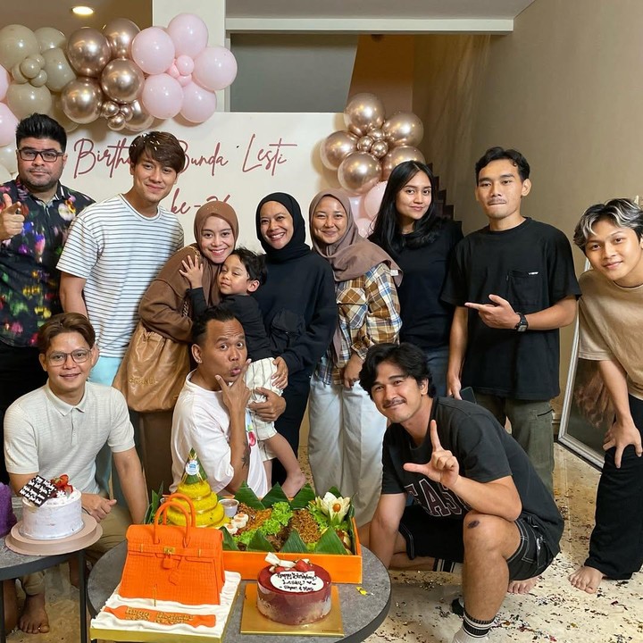 <p>Unggahan tersebut juga langsung diramaikan komentar ucapan dan doa dari netizen. &ldquo;Barakallah fii umrik una <em>@lestikejora</em> Semoga Allah memberkahi umur una dengan kelimpahan rezeki, memberikan keberkahan dalam segala hal,&rdquo; tulis akun <em>@yantimann****.</em> &ldquo;Moga tambah dn tambah terus keberkahannya,&rdquo; tulis akun <em>@ummitutialaw****.&nbsp;</em>(Foto: Instagram@rizkybillar)</p>