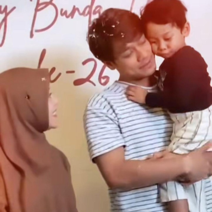 <p>Pada video itu, terlihat Lesti bersama sang suami dan putranya Levian yang baru saja pulang langsung disambut meriah oleh teman-temannya yang sudah siap di rumah dengan dekorasi balon dan kue ulang tahun.&nbsp;(Foto: Instagram@leslar_entertainment)</p>