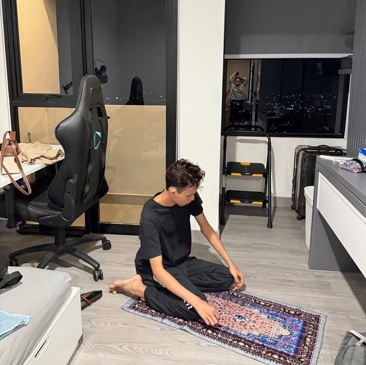 <p>Dalam unggahan ini, Rossa juga mengunggah potret suasana kamar kos putranya selama akan menempuh pendidikan, Bunda. Di dalam foto, Rossa juga membagikan potret saat Rizky tengah menjalankan ibadah salat. (Foto: Instagram @itsrossa910)</p>