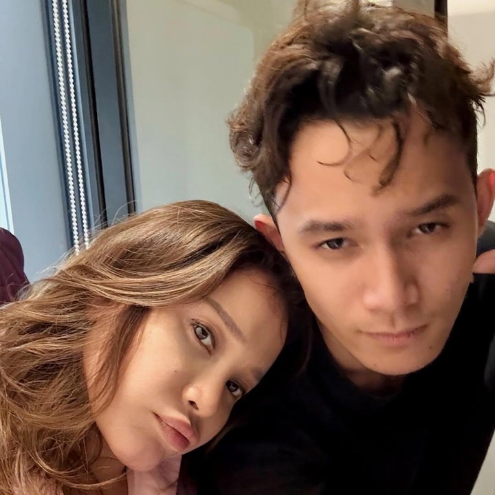 <p>Rizky Langit Ramadhan yang saat ini berusia 18 tahun merupakan anak Rossa dari pernikahan yang berakhir cerai dengan Yoyo 'Padi'. Pada Juni lalu, Rizky lulus dari SMA Highcope Indonesia. Sebulan sebelum mengantar putranya jadi anak kos, Rossa sempat mengadakan <em>graduation dinner</em> bersama keluarga. (Foto: Instagram @itsrossa910)</p>