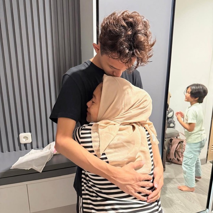 <p>Baru-baru ini, Rossa dan keluarga mengantar Rizky untuk memulai studinya di perguruan tinggi. Rossa mengunggah momen saat berada di kamar kos putranya. Ia juga membagikan potret saat Rizky berpamitan dengan anggota keluarga lainnya. (Foto: Instagram @itsrossa910)</p>