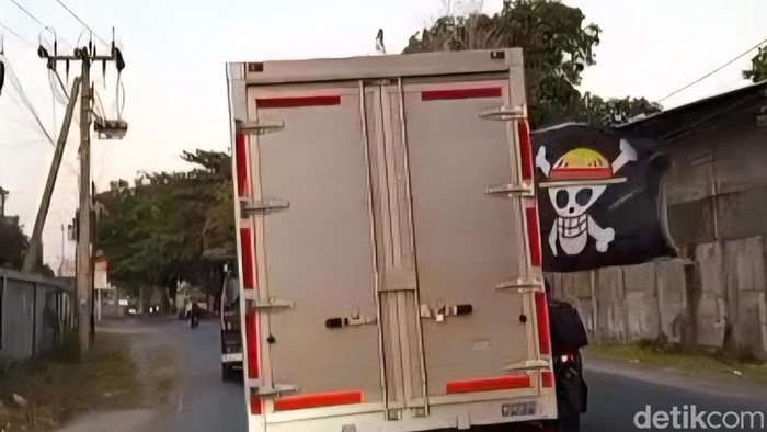 Salah satu mobil tampak memasang bendera One Piece saat melintas di area Kota Mataram, Senin (4/8/2025).