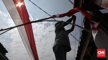 FOTO: Nasionalisme dari Bekasi, Merah Putih 1 Km Hiasi Pemukiman Warga