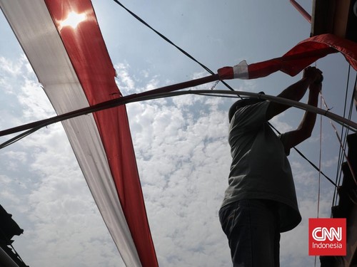 FOTO: Nasionalisme dari Bekasi, Merah Putih 1 Km Hiasi Pemukiman Warga