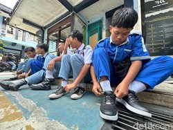 Siswa SMK di Kediri Patungan Belikan Sepatu untuk Teman Kelas