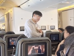 Video: Aksi Ustaz Dennis Lim Bagi-bagi Cokelat di Pesawat, Ini Tujuannya