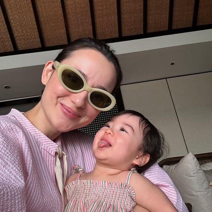 <p>Ekspresi Brielle memang enggak pernah gagal bikin semua orang gemas, karena selalu terlihat super lucu. Bunda pasti setuju, setiap gaya&nbsp;manis putri Julie ini <em>vibes</em>-nya bikin hati meleleh seketika. (Foto: Instagram @julstelle)</p>
