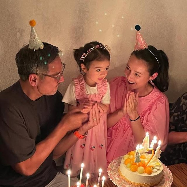 <p>Potret kebersamaan Julie Estelle bareng putrinya sukses bikin hati siapa pun terasa hangat. Terlebih lagi di momen ulang tahun putrinya, kasih sayang dan momen manis yang dibagikan oleh sang Bunda ini bikin <em>auto</em> senyum melihatnya. (Foto: Instagram @julstelle)</p>